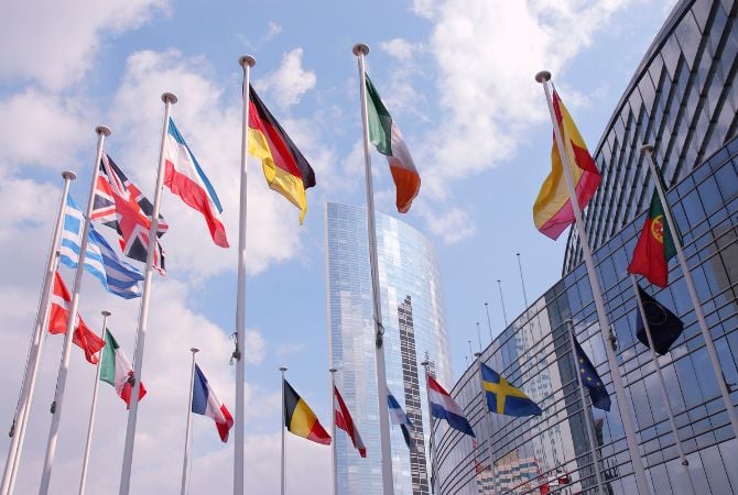 Bandera de diferentes paises en lo alto de los mástiles